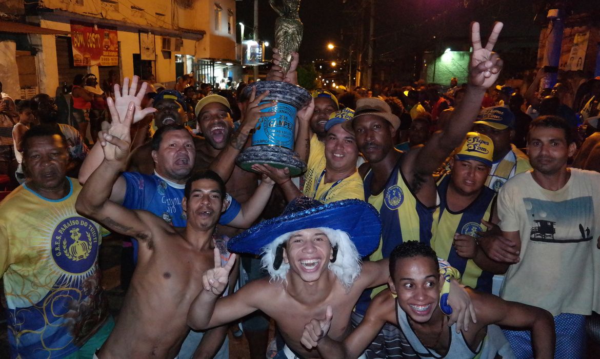 Rio de Janeiro - Integrantes da escola de samba Paraíso do Tuiuti comemoram título do Grupo A, que dá acesso ao Grupo Especial no carnaval de 2017 (Vladimir Platonow/Agência Brasil)
