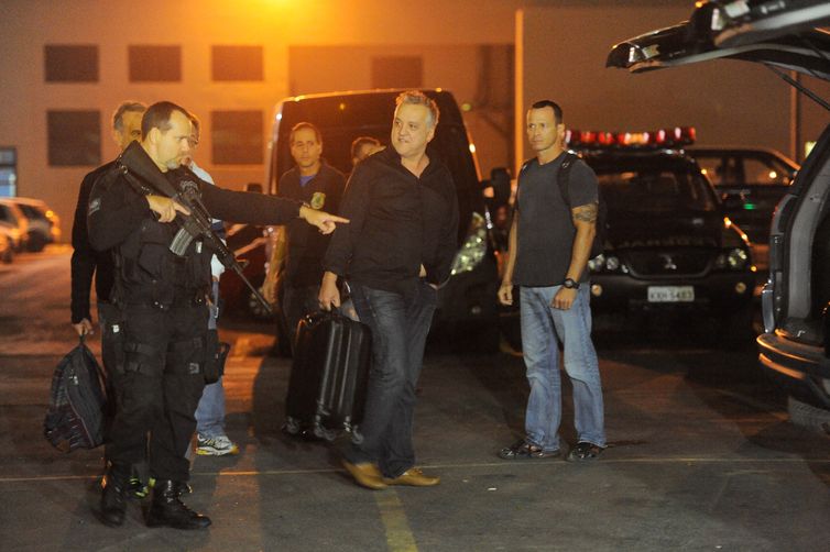 Empresário Carlinhos Cachoeira (ao centro), preso na Operação Saqueador