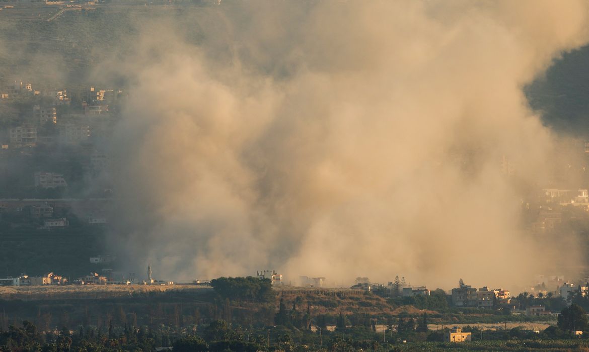 Beirute- 4/10/2024. Ondas de fumaça em meio às hostilidades em curso entre o Hezbollah e as forças israelenses, vistas de Tiro, sul do Líbano, 4 de outubro de 2024. REUTERS/Aziz Taher