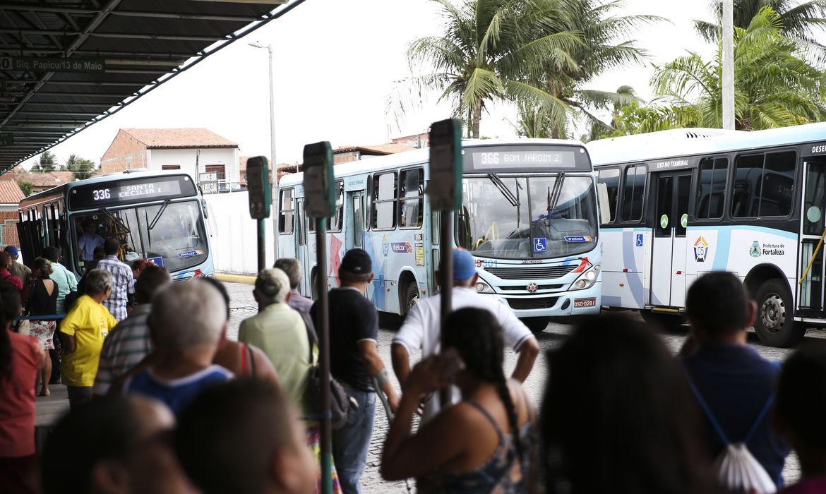 O sistema de transporte público de Fortaleza e da região metropolitana opera abaixo do normal nesta segunda-feira (7), segundo informou o Sindicato das Empresas de Transporte de Passageiros do Estado do Ceará (Sindiônibus).