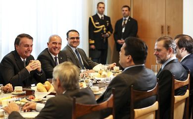 Presidente da República, Jair Bolsonaro, durante café da manhã com Dias Toffoli, Presidente do STF; Davi Alcolumbre, Presidente do Senado; Rodrigo Maia, Presidente da Câmara dos Deputados e ministros.
