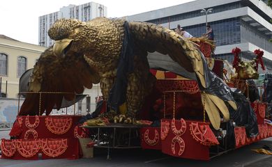  Últimos ajustes nos carros alegóricos das escolas de samba da Série A, perfilados da Avenida Presidente Vargas, para a  abertura do desffiles no Sambódromo, na Marquês de Sapucaí, nesta sexta-feira.