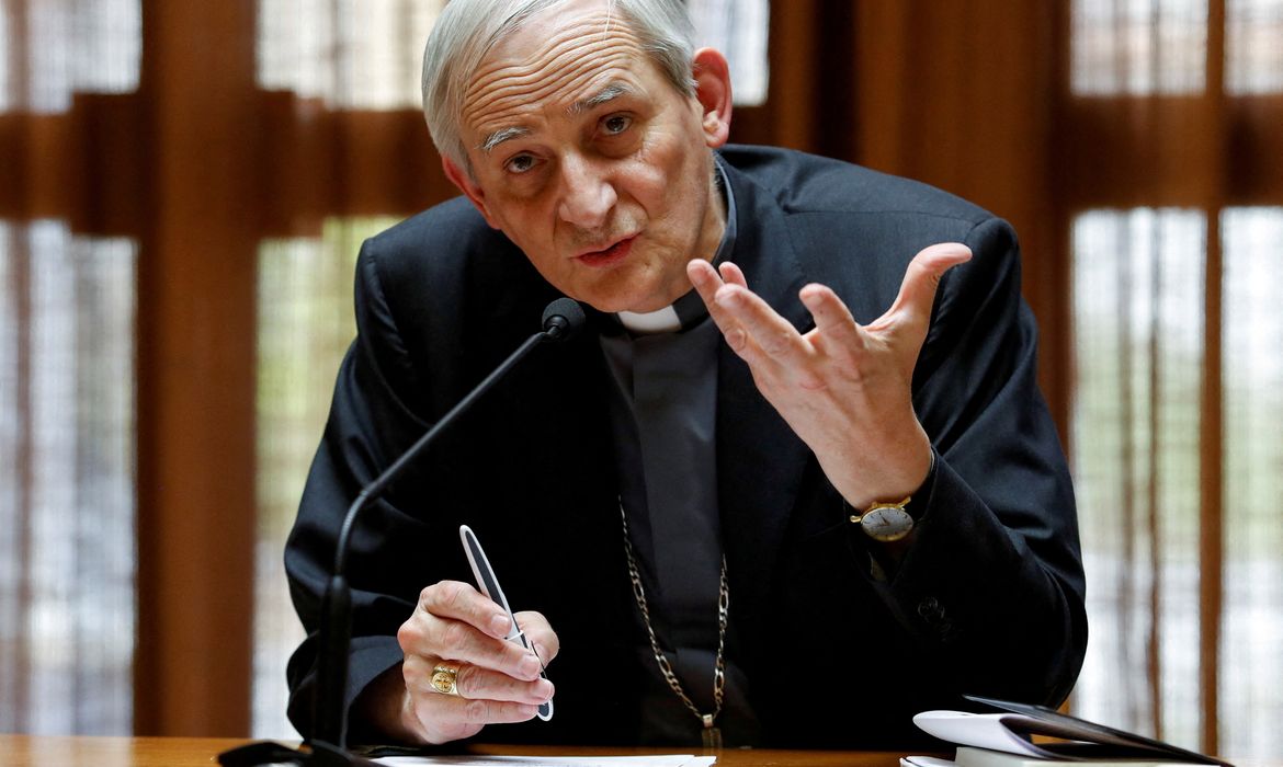 FILE PHOTO: Cardinal Matteo Zuppi, President of Italian Episcopal Conference (CEI), holds a press conference at the end of the CEI General assembly, at the Vatican, May 25, 2023. REUTERS/Remo Casilli/File Photo