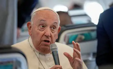 FILE PHOTO: Pope Francis talks to journalists on the flight back to Rome at the end of his four-day visit to Belgium and Luxembourg, September 29, 2024. Reuters/Andrew Medichini/Proibida reprodução