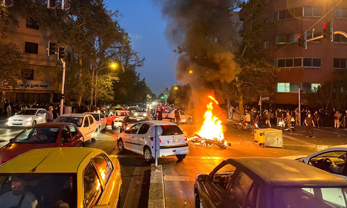 Protesto em Teerã
 19/9/2022    WANA (West Asia News Agency) via REUTERS