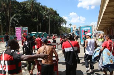 São Paulo (SP), 17/08/2023 - Apresentação do Slamis, organizado pelo psiquiatra e palhaço Flávio Falcone e a palhaça Mafalda, durante o Festival Cultura e Pop Rua no Museu da Língua Portuguesa, em frente a estação da Luz. Foto: Rovena Rosa/Agência Brasil