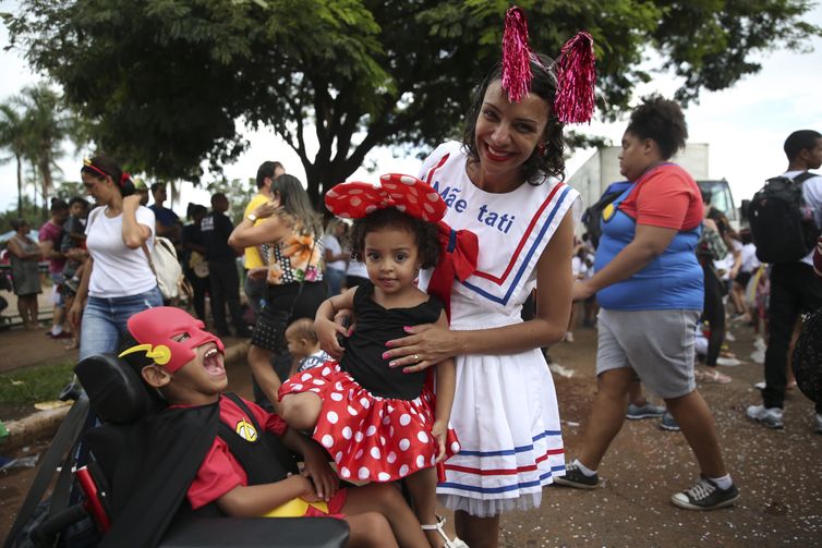 O bloco Baratinha anima a criançada, no Parque da Cidade, em Brasília. Na foto, as crianças Ruan, Eduarda e a mãe Suellen.