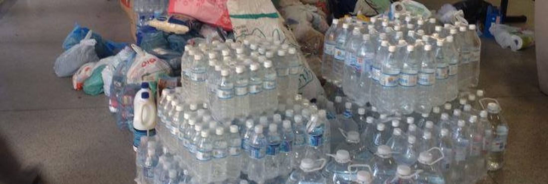 População doa alimentos a desabrigados em Juquiá (SP)