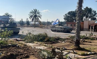 Veículos militares de Israel operam do lado de Gaza na fronteira de Rafah
 7/5/2024   Divulgação via REUTERS