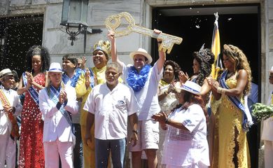 Rio de Janeiro - O prefeito Eduardo Paes entrega a chave da cidade ao Rei Momo, Wilson Dias da Costa Neto, no Palácio da Cidade, e oficializa o início do carnaval carioca (Tânia Rêgo/Agência Brasil)