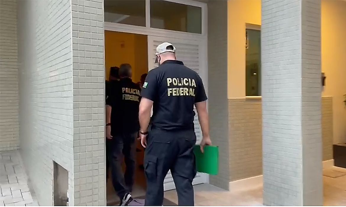 Guaíra/PR – A Polícia Federal deflagrou nesta quinta-feira (4/11) a Operação Las Fabulas, que investiga o delito de lavagem de dinheiro oriundo do contrabando de cigarros na região de fronteira com o Paraguai.