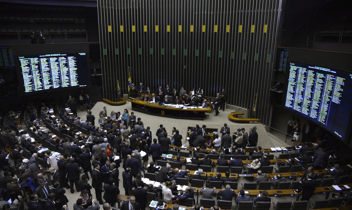 O presidente da Câmara dos Deputados, Eduardo Cunha, coordena sessão plenária destinada a votar a MP sobre servidores de ex-territórios e urgência de projeto da terceirização (Wilson Dias/Agência Brasil)