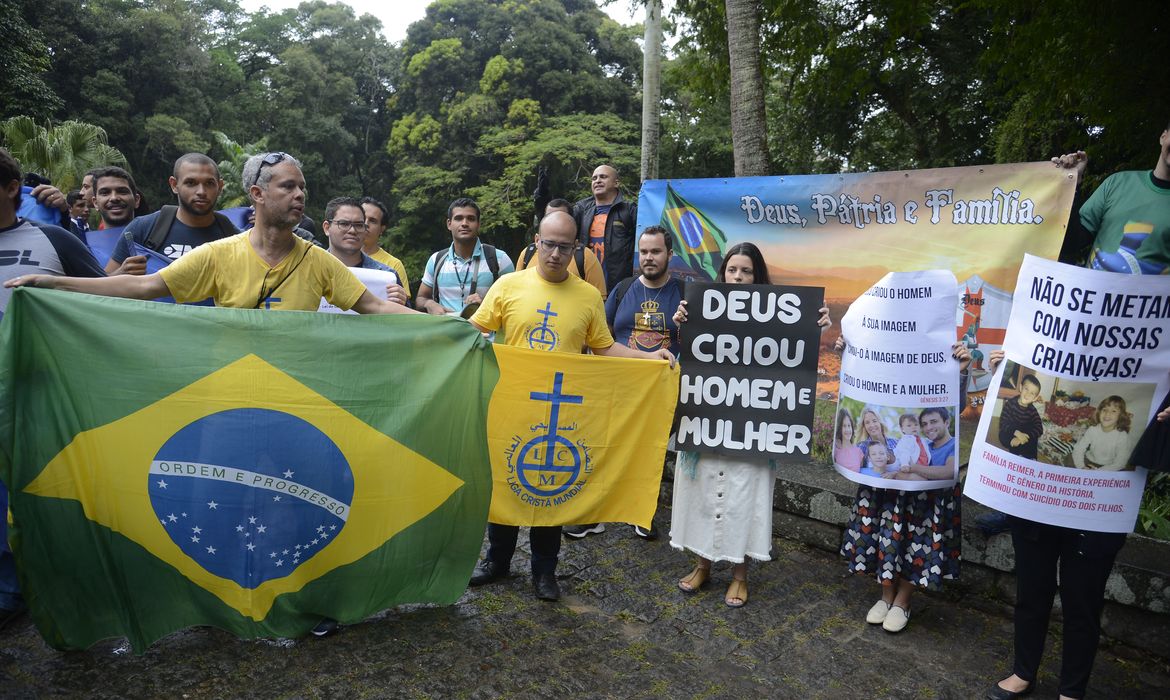  Grupos opositores à abertura da mostra Queermuseu: Cartografias da Diferença na Arte Brasileira protestam no Parque Lage, no Rio.