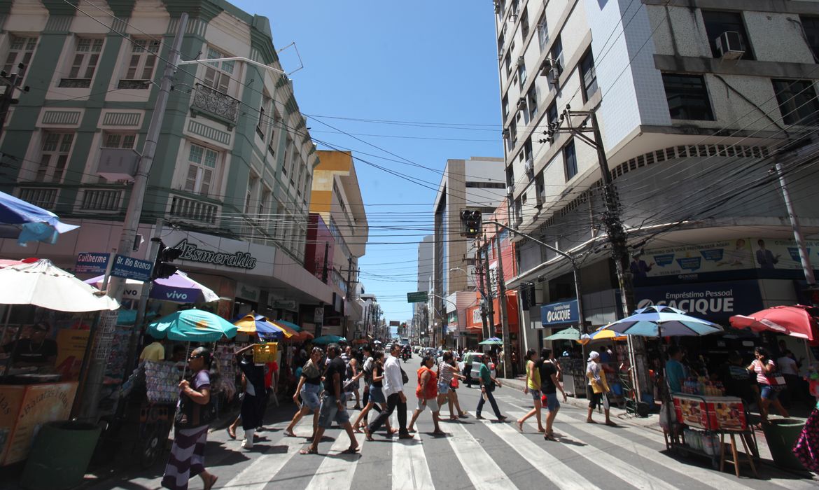 Fortaleza (CE), 19/12/2025 - Pessoas caminhas nas ruas do centro de Fortaleza. Foto: Prefeitura de Fortaleza/Divulgação