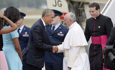 O presidente dos Estados Unidos, Barack Obama, cumprimenta o papa Francisco, que desembarcou na base de Andrews (Agência Lusa/Direitos Reservados)