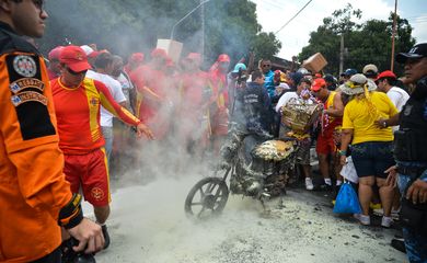 Motocicleta pega fogo durante na Motorromaria de Nossa Senhora de Nazaré no centro de Belém (Marcello Casal Jr/Agência Brasil) (Marcello Casal Jr/Agência Brasil)