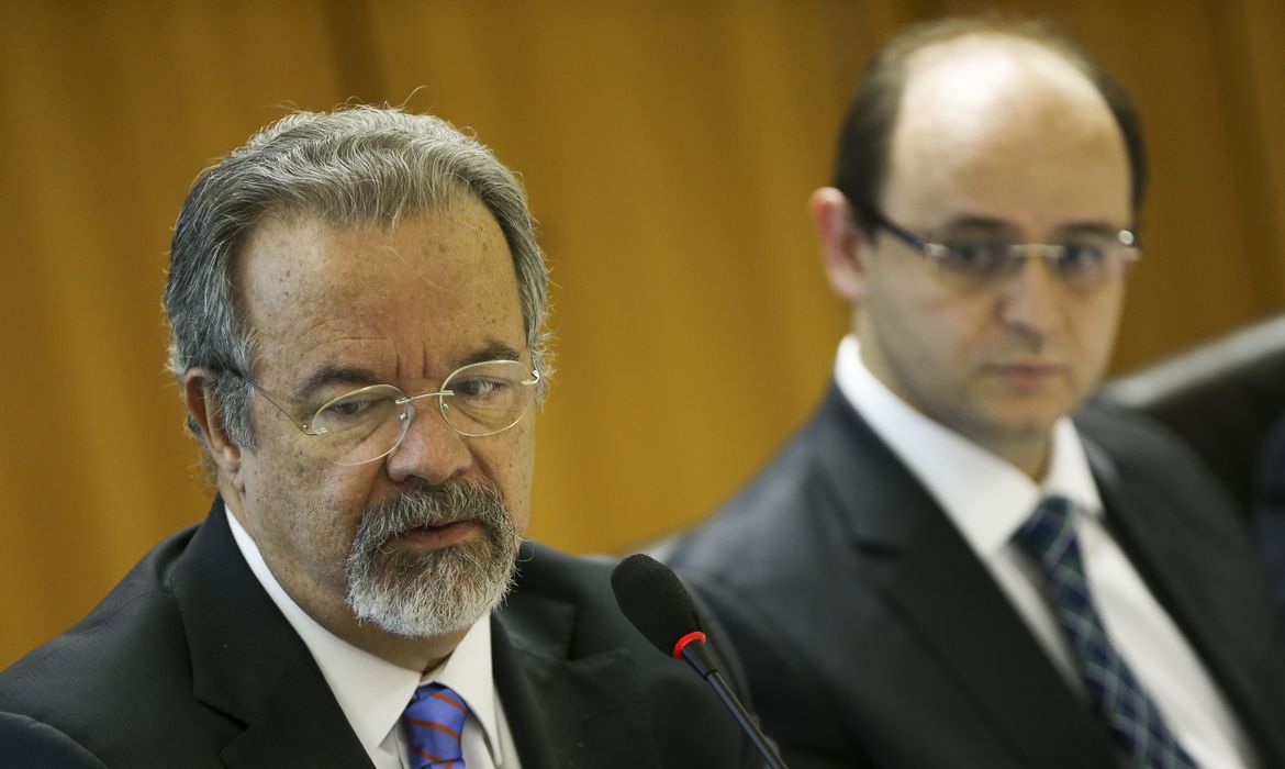 O ministro da Segurança Pública, Raul Jungmann, e o ministro da Educação, Rossieli Soares, assinam protocolo de intenções para permitir a ampliação do acesso à educação para presos. 