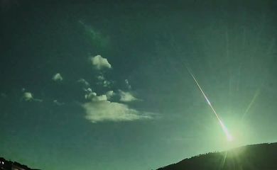 Espanha. 19/05/2023 Um fragmento de cometa ilumina os céus visto de Cáceres, Espanha.  nesta imagem tirada de um vídeo de mídia social. Foto: REUTERS IMAGEM FOI FORNECIDA POR TERCEIROS.