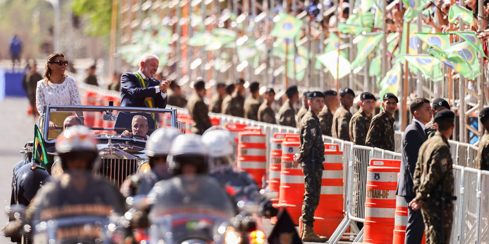 Lula e ministros acompanham desfile; público entoa “sem anistia” Lula e ministros acompanham desfile; público entoa “sem anistia”