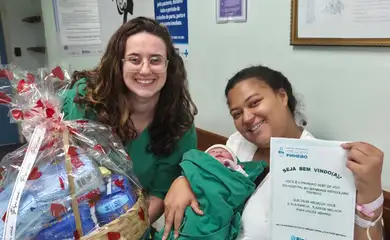 Rio de Janeiro (RJ), 01/01/2026 - Primeiros carioquinhas nascidos em 2026. Fernanda Ferreira com sua filha Ayla. Foto: SMS-Rio/Divulgação