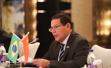 O vice-presidente da República, Hamilton Mourão, durante sessão de encerramento do Simpósio por ocasião do 15º aniversário do Conselho Empresarial Brasil-China (CEBC), em Pequim, China.