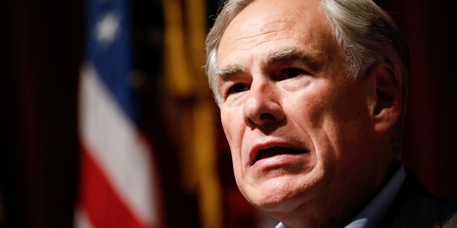 Governador do Texas envia imigrantes para Nova York, em novo impasse