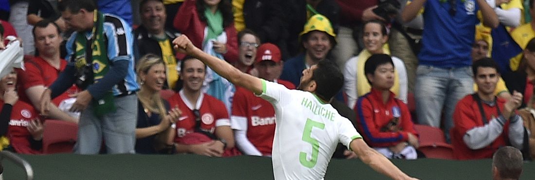 O argelino Rafik Halliche comemora após marcar o segundo gol