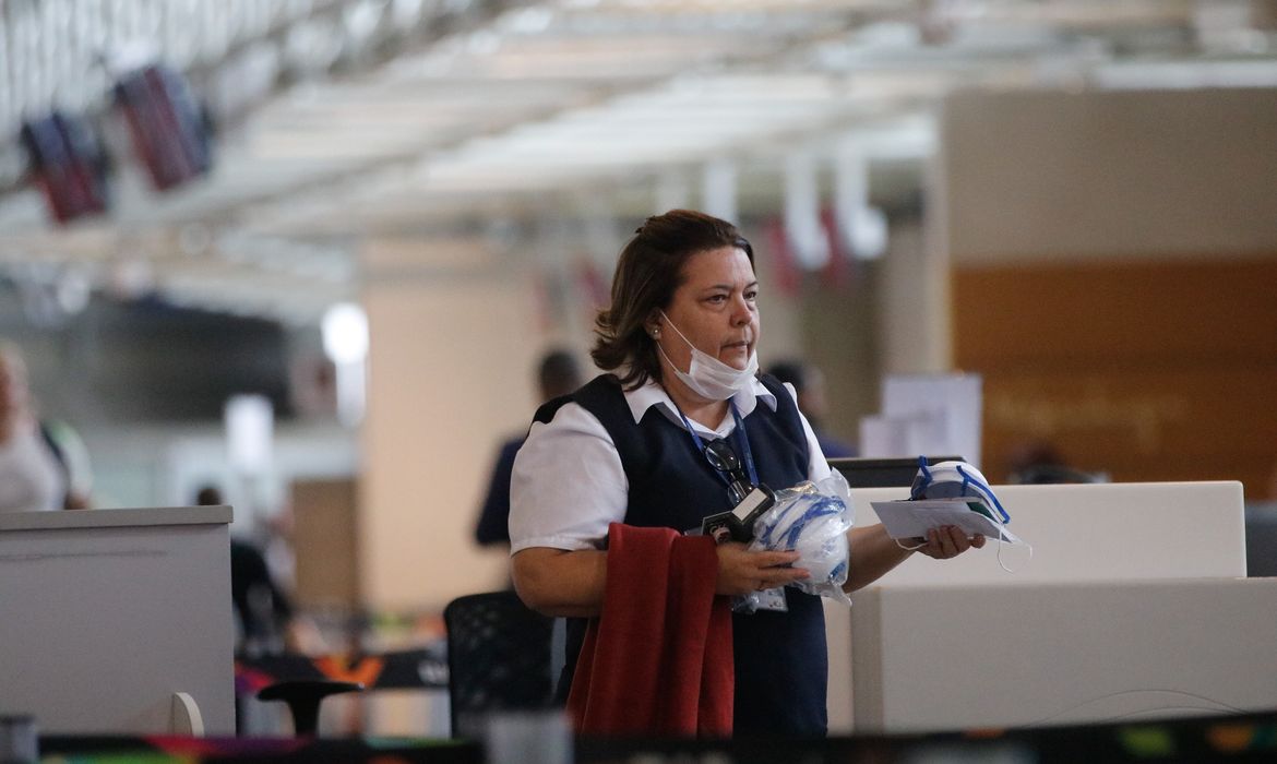 Passageiros e funcionários circulam vestindo máscaras contra o novo coronavírus (Covid-19) no Aeroporto Internacional Tom Jobim- Rio Galeão. (Fernando Frazão/Agência Brasil)
