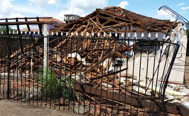Casa destruída depois de queda de aeronave em Luziânia, cidade do Entorno do DF