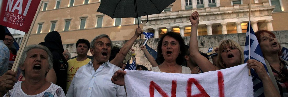 Manifestantes na Praça Syntagma, no centro de Atenas, apoiam a permanência da Grécia na Zona do Euro