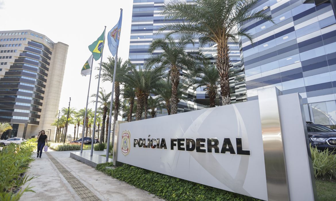 Brasília (DF), 31/08/2023 - Movimentação no prédio sede da Polícia Federal, que ouve Bolsonaro e mais sete envolvidos no caso da venda de joias. Foto: Marcelo Camargo/Agência Brasil
