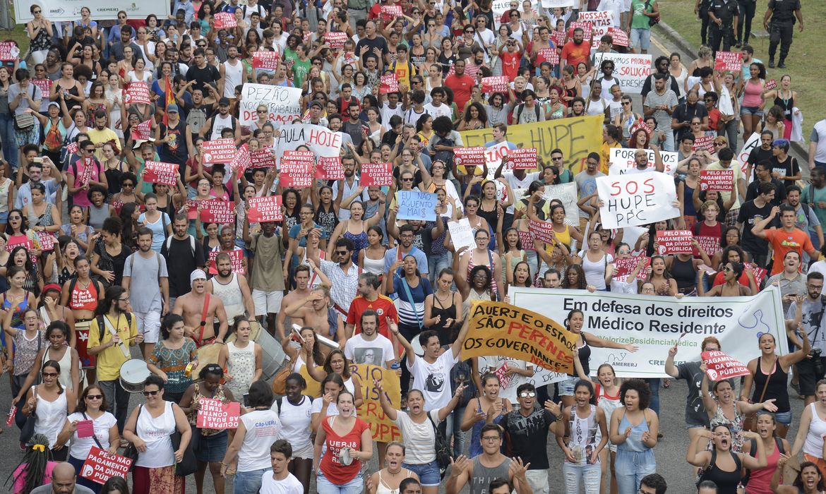Rio de Janeiro - Professores, servidores, alunos e ex-alunos da Universidade do Estado do Rio de Janeiro participam de protesto contra a falta de recursos que tem prejudicado às atividades acadêmicas e os atendimentos do Hospital
