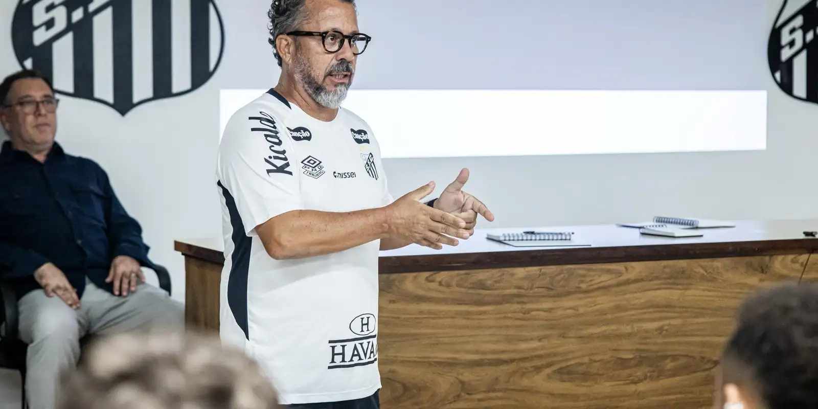 Ex-auxiliar de Tite, Cleber Xavier debuta como técnico no Santos