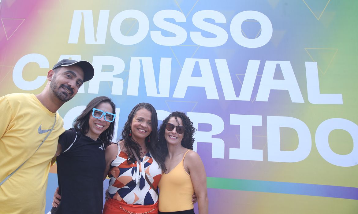 Brasília (DF) 18/02/2023 - Da esquerda para direita Rubens Oliveira, Lilian Almeida, Elvira Lira, Janaina Maia participam da festa de rua do do Bloco de carnaval REBU. Foto Valter Campanato/Agência Brasil. 