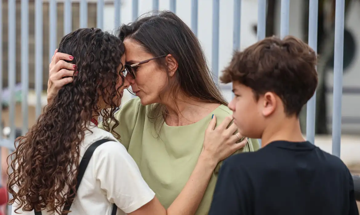 Brasília (DF) 10/11/2024 – Uma mãe acaricia sua filha antes dos portões fecharem.
Segundo dia do Enem: candidatos respondem a 90 questões até 18h30
Candidatos chegaram cedo para evitar surpresas antes da prova
Foto: Jose Cruz/Agência Brasil