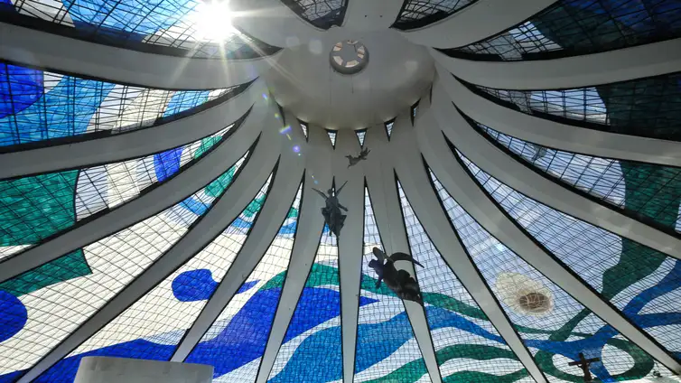 Uma das peças mais importantes do acervo de Oscar Niemeyer, à Catedral de Brasília completa 45 anos neste domingo (Marcello Casal Jr/Agência Brasil)