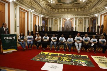 Rio de Janeiro (RJ) 17/12/2024 – Familiares das vítimas da Chacina de Acari e advogados que os representam fazem a leitura pública da sentença de condenação do Estado brasileiro no caso, divulgada pela Corte Interamericana de Direitos Humanos. Foto: Fernando Frazão/Agência Brasil