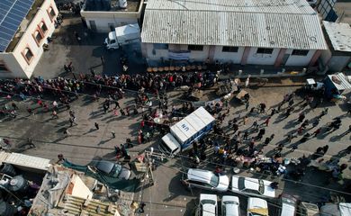 Palestina 17/12/2023. Palestinos se reúnem para receber comida preparada em cozinha beneficente, em Rafah. Fotos  REUTERS/Shadi Tabatibi