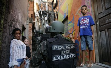 Rio de Janeiro - Militares continuam na favela da Rocinha para combater confrontos entre facções de traficantes de drogas (Fernando Frazão/Agência Brasil)