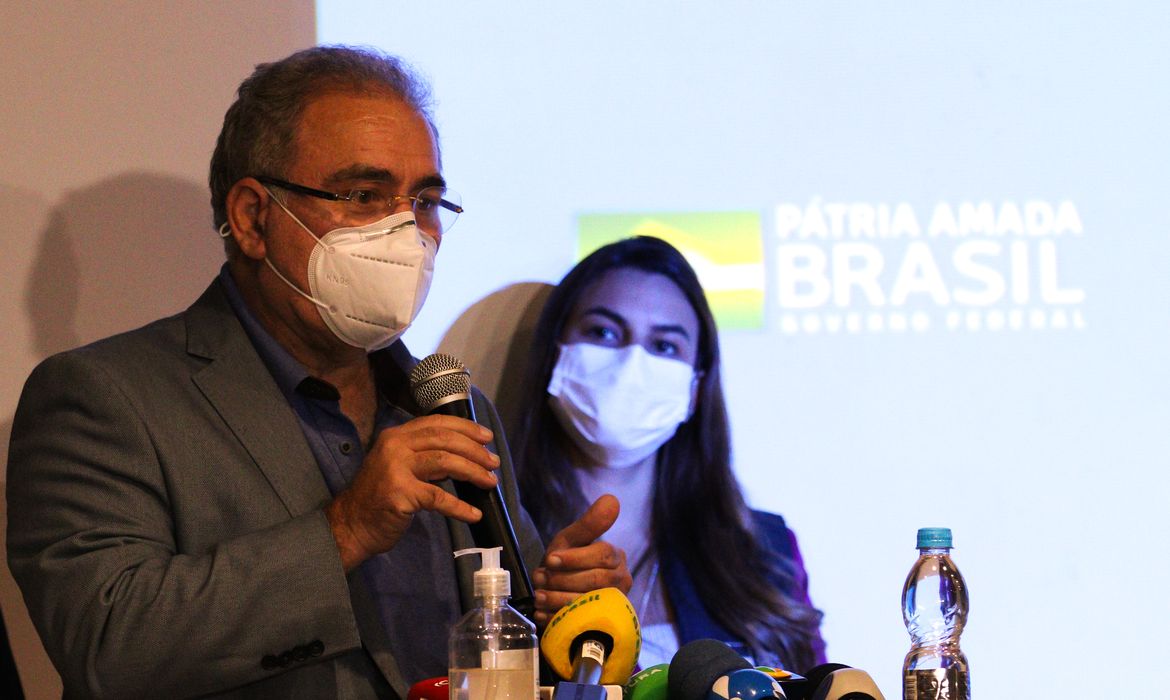 O ministro da Saúde, Marcelo Queiroga,fala à imprensa, após o chegada do carregamento de 3,8 milhões doses da vacina AstraZeneca no Aeroporto Internacional de Guarulhos.