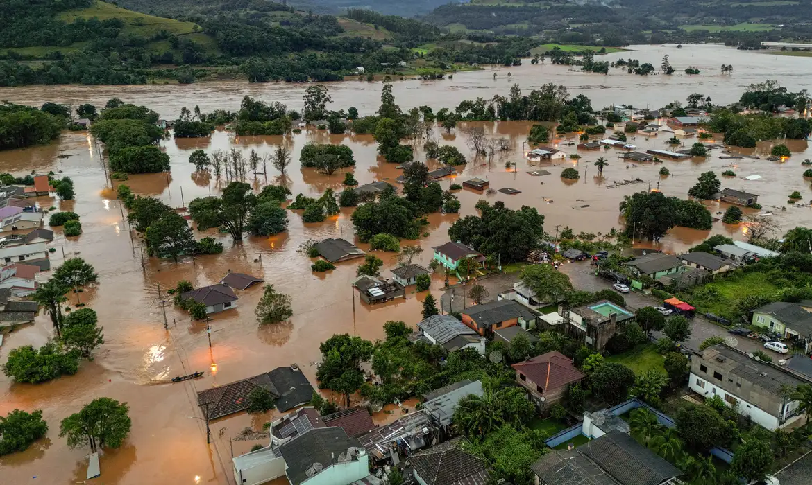 Vista aérea de área inundada perto do rio Taquari, na cidade de Encantado, no Rio Grande do Sul
01/05/2024 REUTERS/Diego Vara