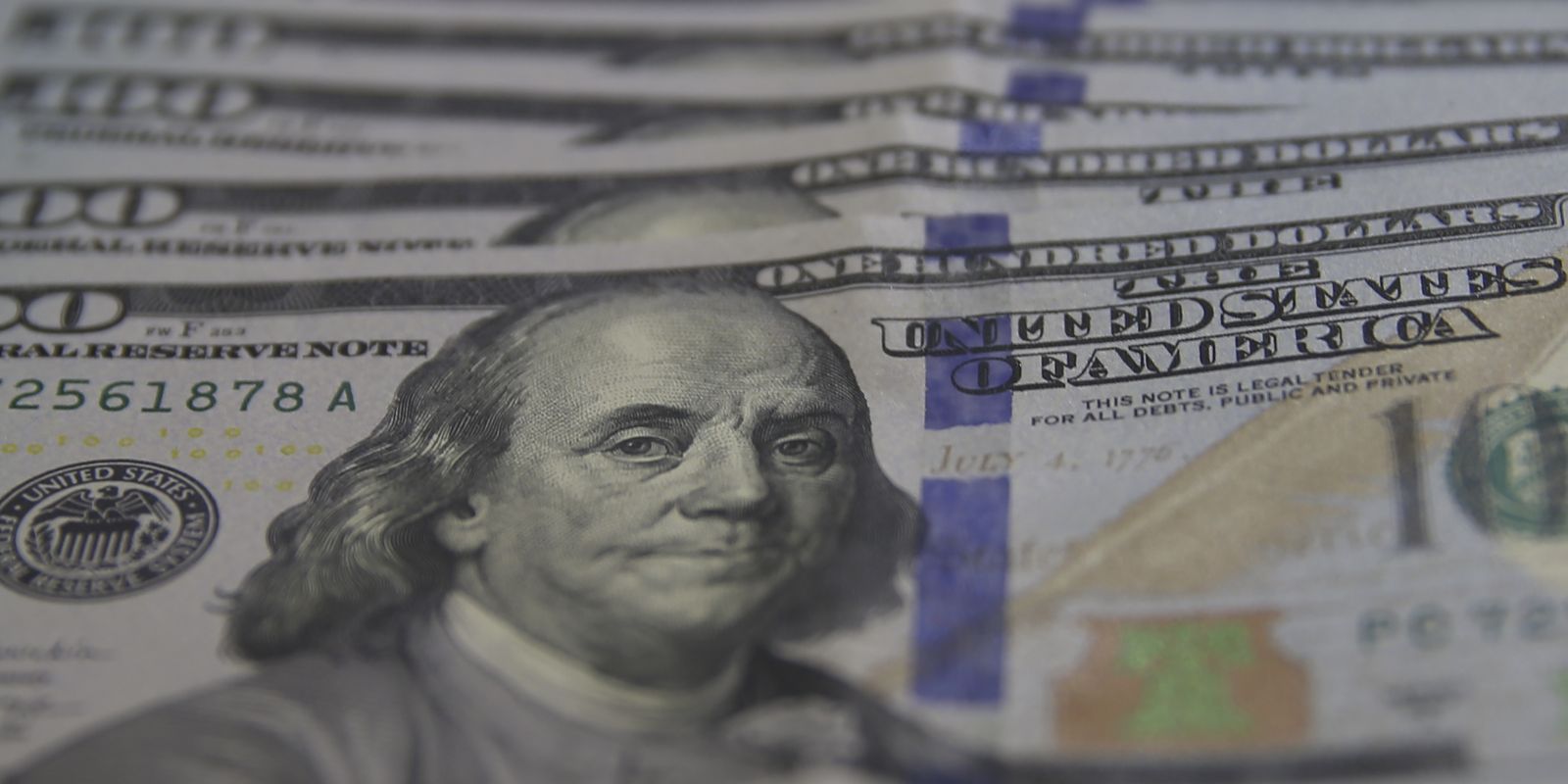 Dólar cai para R$ 4,85 no dia seguinte à aprovação do arcabouço fiscal