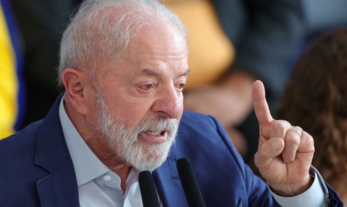 Lula cita feminicídios e cobra luta de homens contra a violência