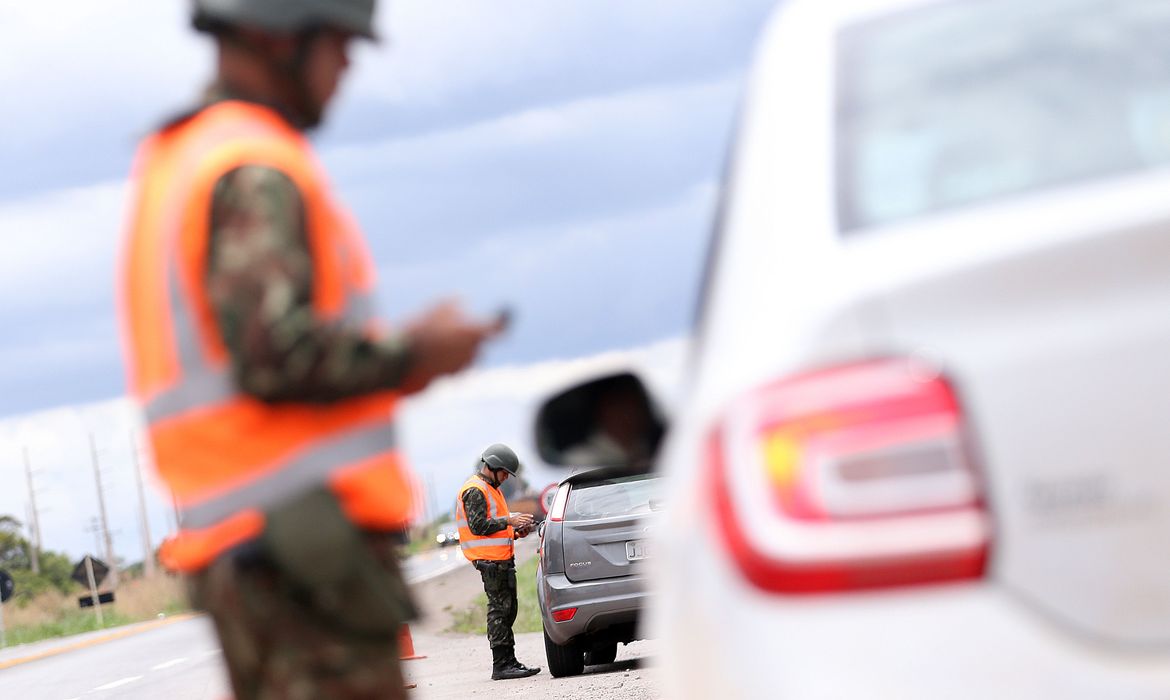 Brasília - O Departamento Nacional de Infraestrutura de Transportes (Dnit) e o Exército realizam pesquisa sobre as condições de tráfego nas rodovias brasileiras (Marcello Casal Jr/Agência Brasil)
