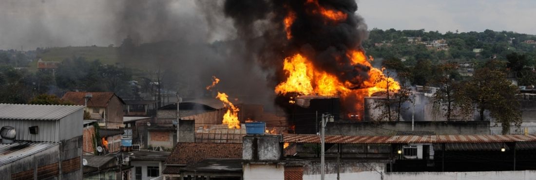 Rio de Janeiro – Um incêndio de grandes proporções atinge um depósito de combustível, em Duque de Caxias, na Baixada Fluminense, às margens da Rodovia Rio-Teresópolis