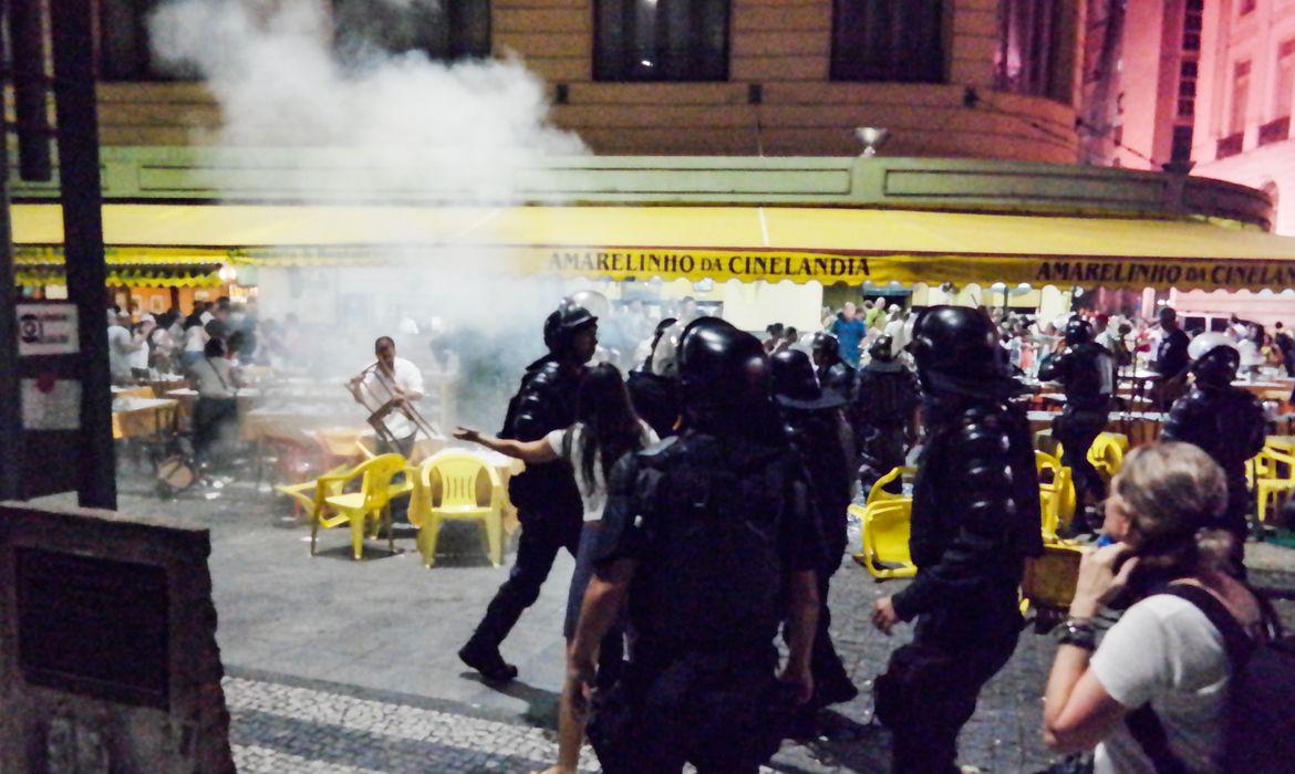 Manifestação contra PEC 241 termina em confronto no centro do Rio
