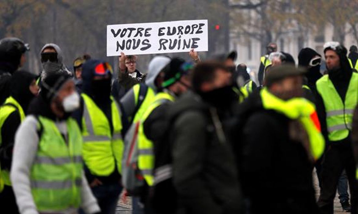 Coletes amarelos protestam em Paris