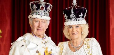 Foto oficial da coroação do Rei Charles III e da Rainha Camilla 