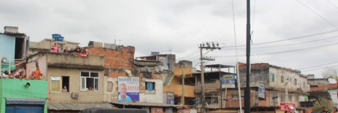 Comunidade de Manguinhos no Rio de Janeiro recene UPP
