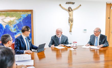 Brasília (DF), 19.04.2024 - Presidente da República, Luiz Inácio Lula da Silva, e o Vice-presidente, Geraldo Alckmin, em reunião com o Presidente da Honda para a América do Sul, Arata Ichinose, no Palácio do Planalto. Foto: Ricardo Stuckert/PR